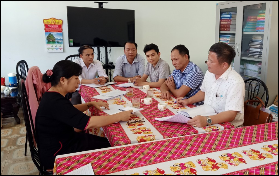 Đồng chí Nguyễn Quang Phước - Phó cục trưởng làm việc với Chi cục thống kê khu vực Eakar MĐrắk trong quá trình triển khai giám sát Tổng điều tra kinh tế năm 2021