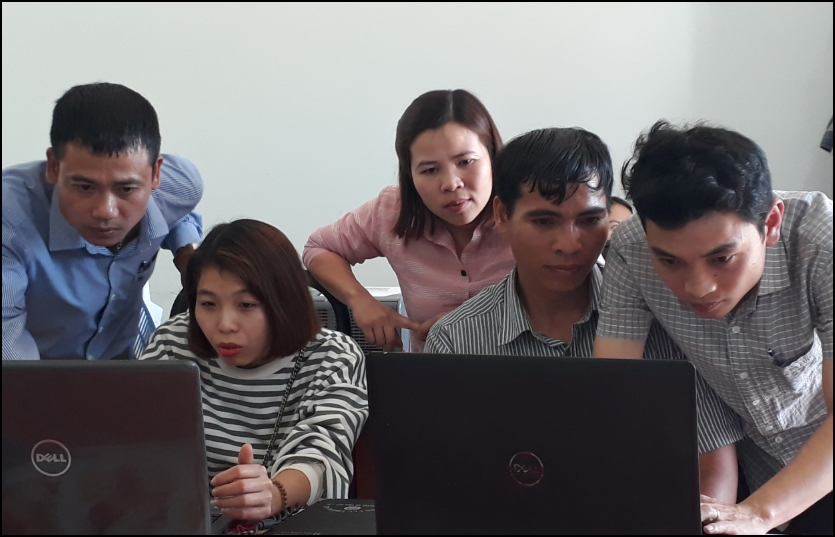 Điều tra viên Chi cục Thống kê EaKar trợ đơn vị sự nghiệp kê khai trực tuyến trong Tổng điều tra kinh tế năm 2021