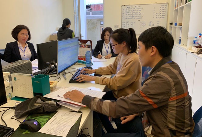 Cán bộ Chi cục Thống kê huyện Trấn Yên hướng dẫn doanh nghiệp kê khai phiếu điều tra (Ảnh được chụp trước thời điểm diễn ra dịch covid-19).